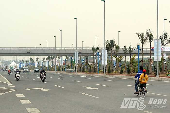 Vô tư đi xe đạp điện ngược chiều giữa cao tốc.