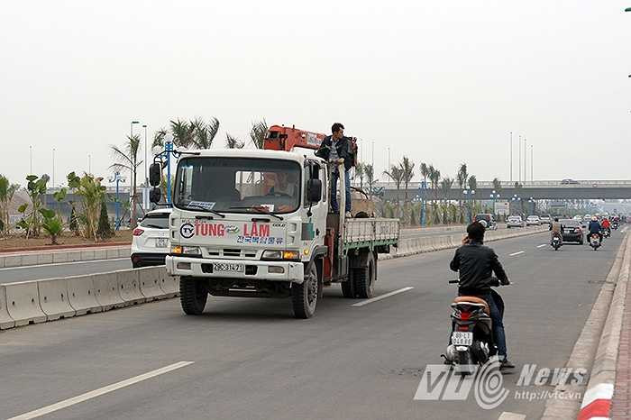 Thậm chí cả xe tải cũng đi ngược chiều trong làn đường dành cho xe máy.