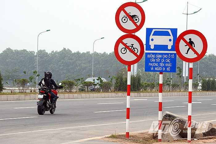 Nhiều xe máy còn cố tình đi xe máy vào làn đường dành riêng cho ôtô, phớt lờ mọi biển báo giao thông.