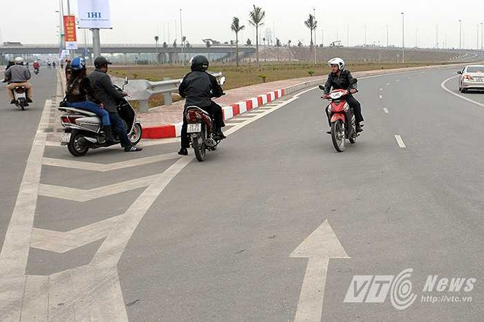 Khi được hỏi lý do đi ngược chiều trên đường quốc lộ, nhiều người dân cho rằng: ‘Do có quá ít biển chỉ dẫn nên không thể tìm thấy điểm quay đầu mà phải bất chấp nguy hiểm đi ngược chiều trên đường quốc lộ.’