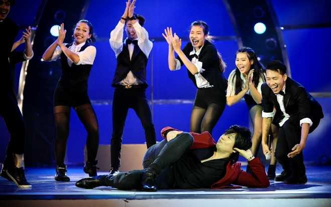 Dáng ngồi "sexy" gây sốt của Thanh Bùi trong phần trinh diễn tối qua.