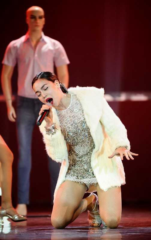 Hồ Ngọc Hà dường như rút hết tâm can để hát ca khúc Cố xóa hết.