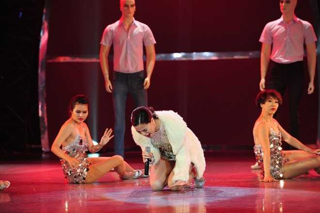 Trong đoạn cao trào, nữ ca sỹ xinh đẹp quỳ xuống sân khấu với gương mặt đau khổ, nhập tâm vào từng câu hát.