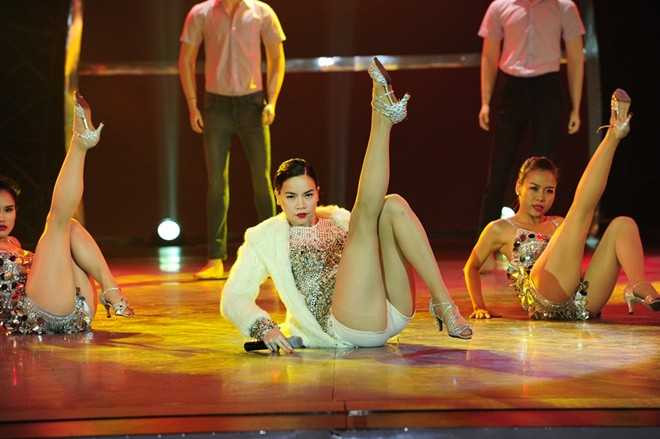 Vẻ u buồn nhưng kiêu sa của Hồ Ngọc Hà càng giúp cô thêm lấp lánh. Diễn xuất nhập tâm của nữ ca sỹ Em không cần anh khiến nhiều người chìm đắm trong không gian cô vẽ ra.