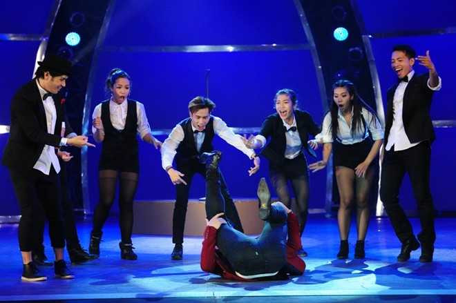 Thanh Bùi giữ lời hứa khi vừa hát vừa nhảy trên sân khấu. Để có được màn nhào lộn ấn tượng, anh đã tập trong suốt nhiều tuần liền khiến khán giả vô cùng phấn khích.