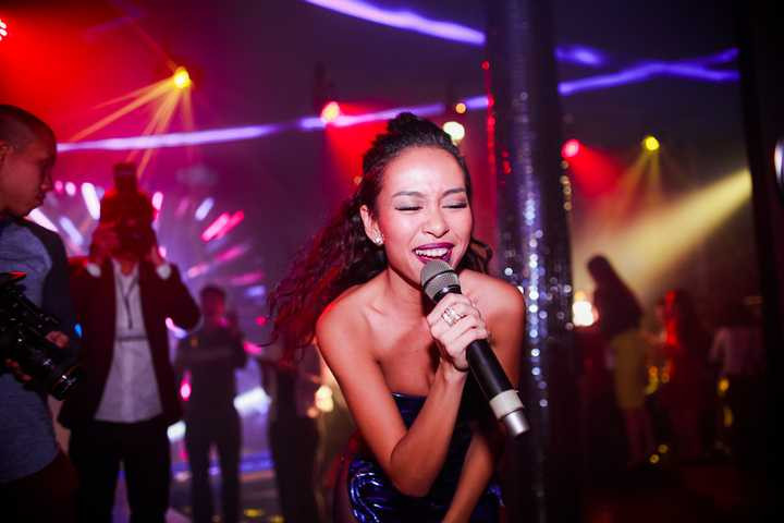 Trong lần chia sẻ gần đây, nữ ca sỹ với biệt danh Xấu lạ cho biết: "Yêu nhau lâu, anh cũng đã cầu hôn nhưng tôi chưa nghĩ đến chuyện đám cưới. Tôi không xem hôn nhân là yếu tố quá quan trọng để khẳng định tình yêu. Ở gần hay xa, hai trái tim đều đập cùng một nhịp, đều hướng về nhau mới là tình yêu bền vững".