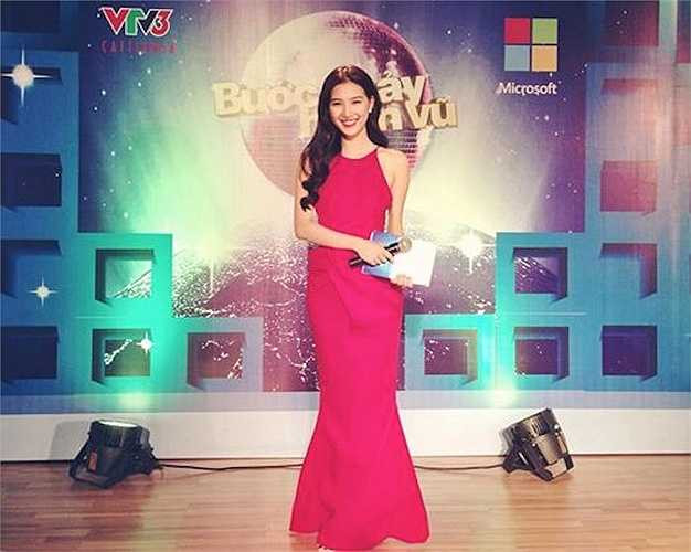 Sau đêm thi mở màn chương trình Bước nhảy hoàn vũ 2015, nhiều khán giả không khỏi ấn tượng với vẻ duyên dáng của nữ MC Mỹ Linh.