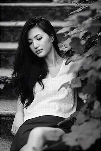 Nữ MC yêu kiều trong một bộ ảnh thời trang.