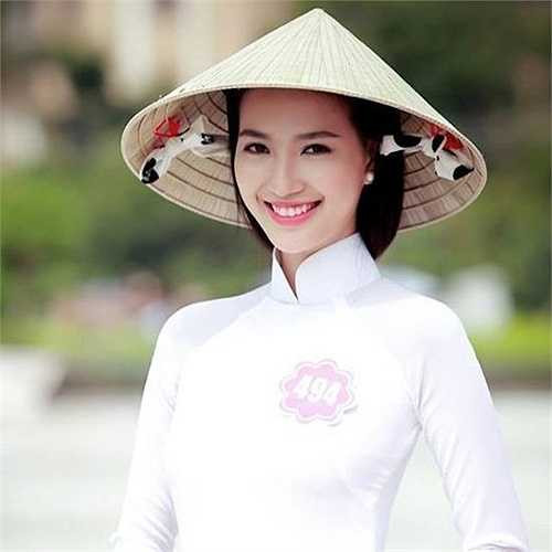 Mỹ Linh cũng là một thí sinh nổi trội của cuộc thi Hoa hậu Việt Nam 2014 nhưng đã bỏ thi sau khi bị tố phẫu thuật thẩm mỹ mũi.