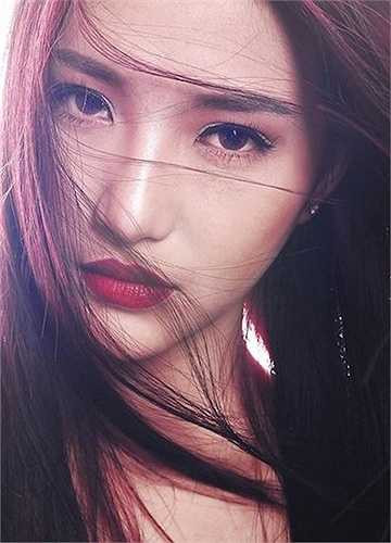 Đôi mắt to tròn của nữ MC khiến nhiều người say đắm.