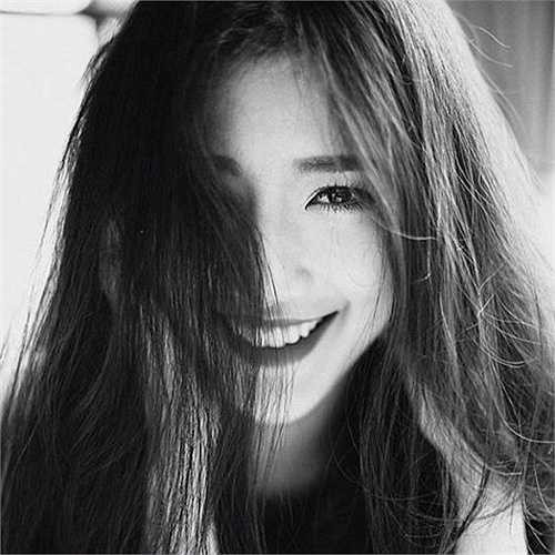 Nụ cười tỏa nắng với khuôn miệng xinh xắn giúp Mỹ Linh dễ dàng gây ấn tượng với người đối diện.