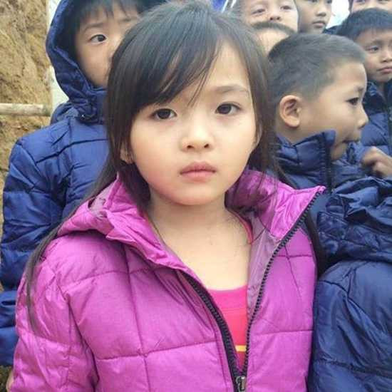 Cô bé nổi tiếng nhờ giống các hot girl