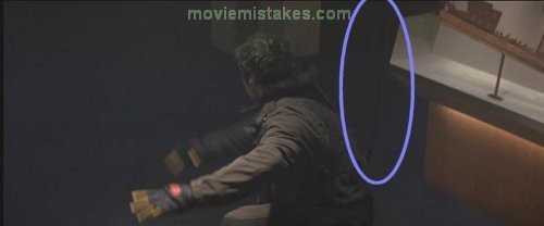 Chiếc dây cáp bảo đảm an toàn cho những cảnh hành động bay nhảy trên không được gắn lên người nam diễn viên Ray Park trong phân đoạn nhân vật Toad của anh đánh nhau với Storm. Tuy nhiên vì một sơ suất mà khi biên tập, chiếc dây vẫn còn trên khung hình phim, tình tiết này có trong phim X Men (2004).