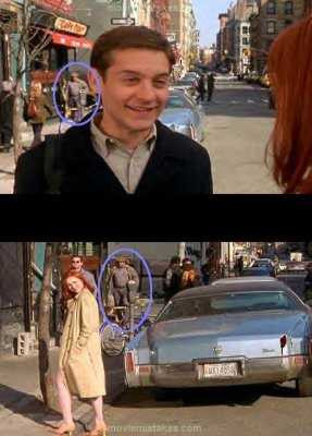 Chàng Peter của Spider Man (2002) đang nói chuyện với bạn gái Mary Jane bên ngoài nhà hàng, một người đàn ông được trông thấy ở phía sau anh khá xa. Người này xuất hiện 3-4 lần và ngay cả trong góc nhìn đối diện với Mary.