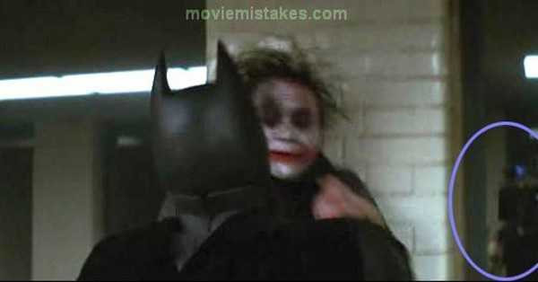 Hình ảnh người quay phim và camera đã lọt vào khung hình trong đoạn Batman tóm lấy Joker và đẩy hắn lên tường trong The Dark Knight (2008).