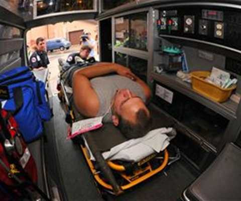 Bên trong xe cứu thương được trang bị đầy đủ trang thiết bị cấp cứu