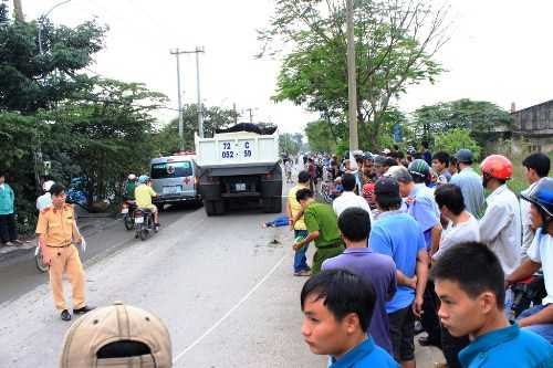 Chồng bị cán chết, vợ văng vào gầm xe ben