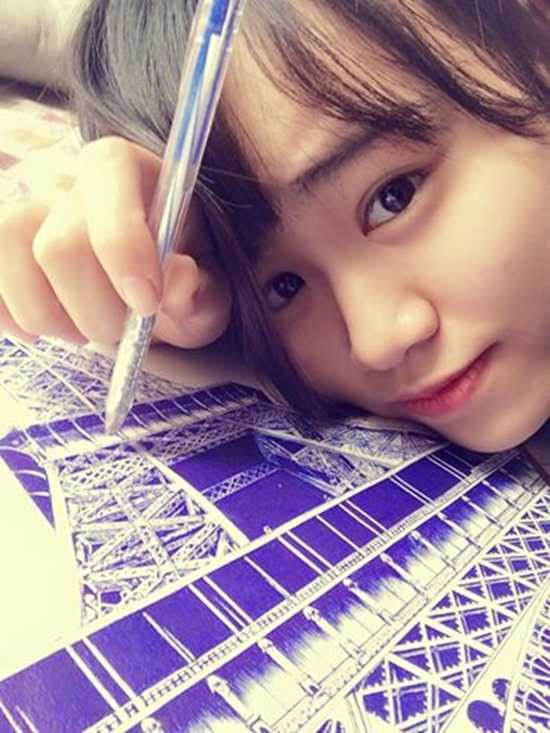 Cô bạn vẽ tranh bằng bút bi