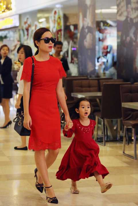 Lưu Hương Giang cùng con gái Mina xuất hiện trong trung tâm mua sắm, Hai mẹ con thu hút với trang phục màu đỏ ton sur ton nổi bật. 
