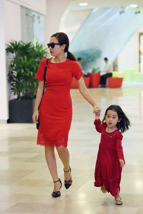 Nữ ca sỹ diện trang phục bó sát khoe dáng thon gọn, trong khi đó con gái lại xuất hiện với bộ váy maxi như công chúa.