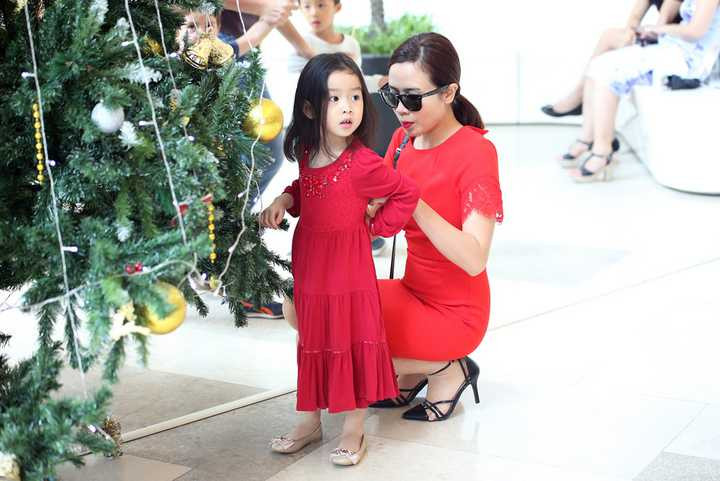 Là một trong những ca sỹ nổi tiếng về gu thời trang, Lưu Hương Giang cũng không quá đau đầu khi chọn trang phục cho Mina. 