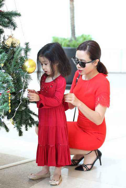 Tuy mới 3 tuổi nhưng Mina luôn khá ý thức, độc lập và luôn tỏ ra người lớn dù đi cùng với mẹ. Theo chia sẻ của Lưu Hương Giang, Mina hay thích bắt chước mẹ làm ca sỹ và cô bé khá thông minh, nhạy cảm.