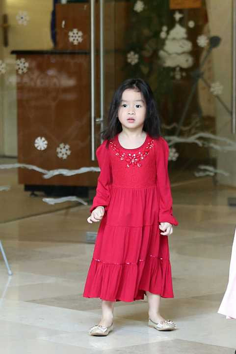 Không chỉ vậy, nữ ca sỹ Đừng ngoảnh lại còn ghi điểm khi diện chiếc váy đỏ sang trọng phối cùng túi Dior với giá gần 100 triệu. Cô cũng khéo léo để hai mẹ con mỗi khi ra phố thật hòa hợp và xinh đẹp. 