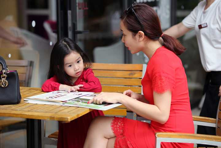 Còn phía Lưu Hương Giang, cô đang gấp rút chuẩn bị cho nhiều dự án âm nhạc mới của mình trong năm 2015 với các ca khúc do chính mình sáng tác. 