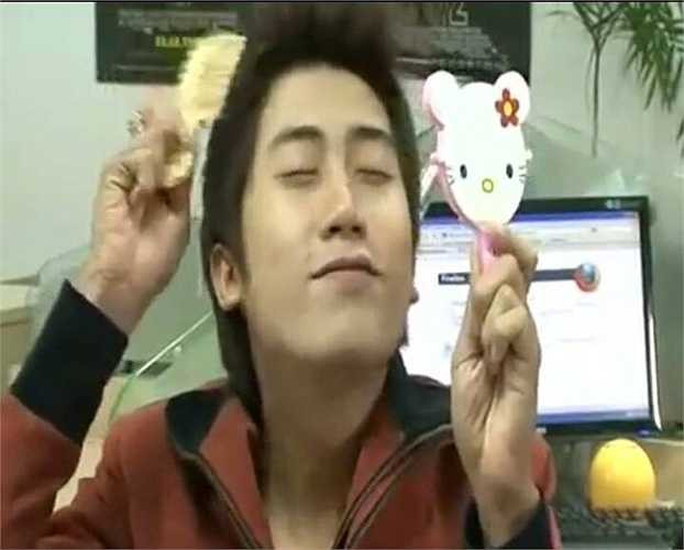 Vương Duy Khánh trong vai CTV thời trang Thuận Phong là một trong những nhân vật được khán giả yêu thích nhất trong series phim hài Bộ tứ 10 A8 - Những phóng viên vui nhộn. Thời điểm bộ phim đang làm mưa làm gió trong lòng teen Việt, Thuận Phong điển trai với gu thời trang ấn tượng cộng với sự dí dỏm, hài hước và một chút 'chua ngoa, điệu đà' đã chinh phục trái tim rất nhiều fan nữ.