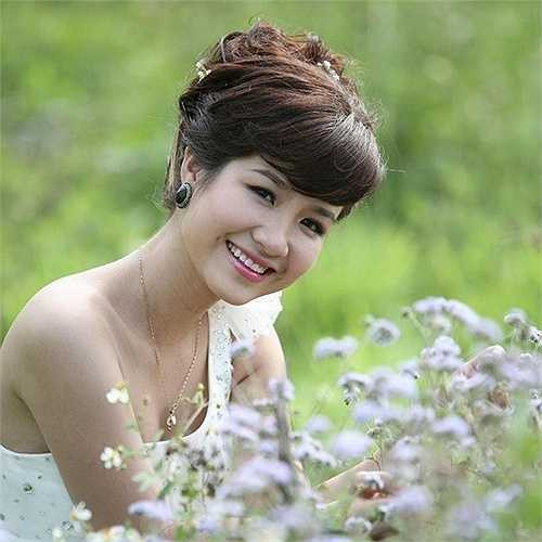 Nếu yêu mến series Những phóng viên vui nhộn, bạn hẳn không quên nhân vật Lê Lan 'đồng nát' - cô gái đanh đá được liệt vào dạng 'hàng tồn kho mất chìa khóa' do Quỳnh Hương thủ vai. Ngoài đời, Hương đã lập gia đình và lên chức mẹ. Sau loạt phim đình đám, cô gần như không tham gia các hoạt động nghệ thuật.