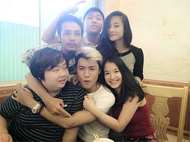 Bức ảnh hiếm hoi của Quỳnh Hương chụp với dàn diễn viên Những phóng viên vui nhộn ngày 'đoàn tụ' trong năm 2014. 