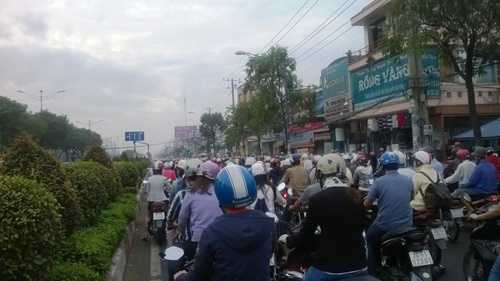 Đường phố Sài Gòn kẹt cứng ngày làm việc đầu năm