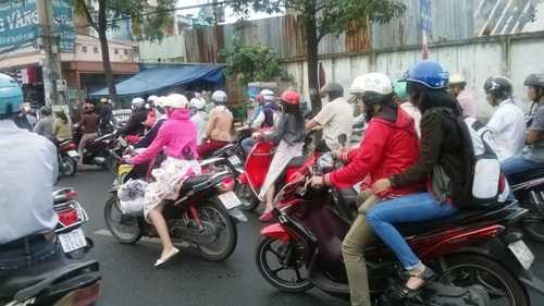 Ảnh: Đường phố Sài Gòn ùn ứ trong ngày làm việc đầu tiên của năm mới