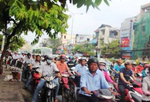 Ảnh: Đường phố Sài Gòn ùn ứ trong ngày làm việc đầu tiên của năm mới