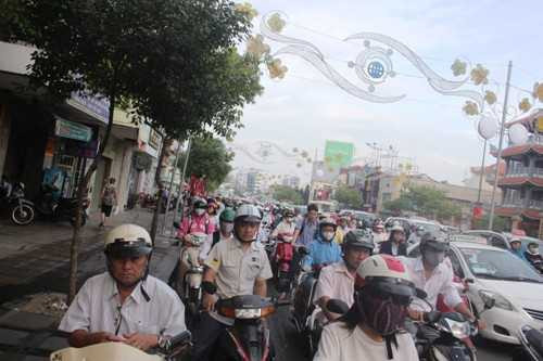 Ảnh: Đường phố Sài Gòn ùn ứ trong ngày làm việc đầu tiên của năm mới