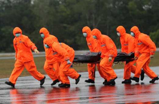 Nhân viên cứu hộ vận chuyển thi thể nạn nhân QZ8501 từ biển về đất liền