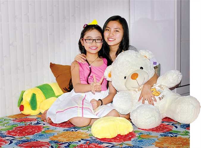 Phương Mỹ Chi và chị gái.