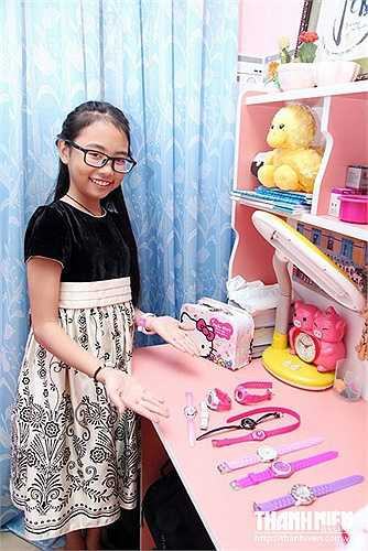 Phương Mỹ Chi đã có góc học tập riêng.