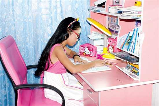 Phương Mỹ Chi trang trí căn phòng của mình với tông màu hồng là chủ đạo.