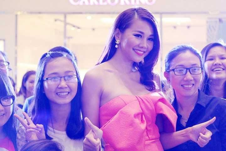 Có những fan hâm mộ từ An Giang, Long An đã không ngại quãng đường xa xôi để đến với buổi giao lưu cùng Kiều Ca, những tình cảm của khán giả đã khiến Thanh Hằng cảm động và rất hạnh phúc. 