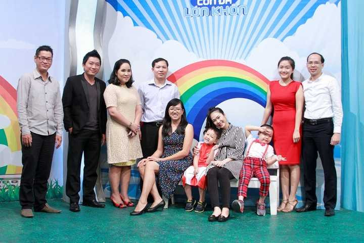 Thanh Thảo mặc trang phục đơn giản chụp hình cùng quý phụ huynh và các thiên thần nhí trên hành trình Con đã lớn khôn.