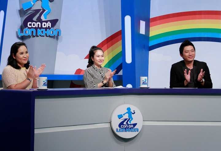 Có con cùng độ tuổi, bộ ba nhanh chóng bắt nhịp, trò chuyện thân mật và cùng chia sẻ những kinh nghiệm nuôi dạy trẻ.