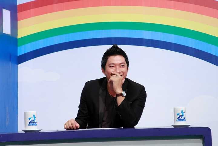 Nam diễn viên cười tít mắt với những hành động ngộ nghĩnh của 2 bé.