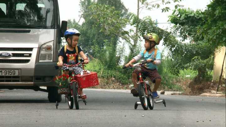 Quãng đường xa nên hai bé quyết định sử dụng xe đạp.