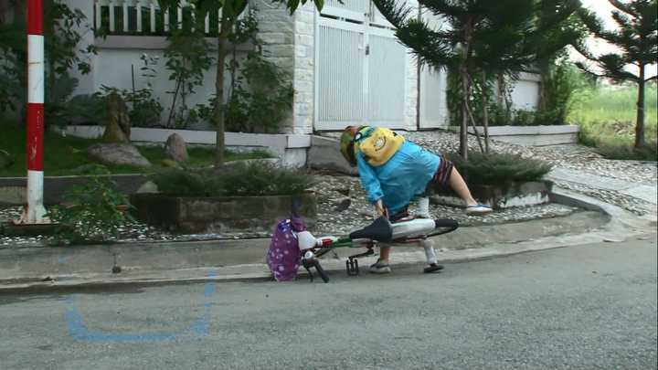 Xe đạp bé Beo bị tuột xích.