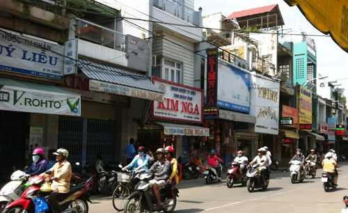 'Nữ quái' cướp tiền bị bắt liền giả vờ ngất xỉu