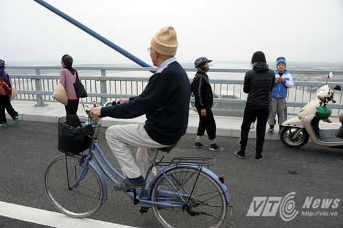 Lý do cấm khách bộ hành qua cầu Nhật Tân