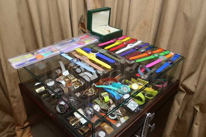 Tiếp sau loạt clip và hình ảnh chia sẻ cùng người hâm mộ về kho trang phục và bộ sưu tập giày 'khủng' của mình, Mr Đàm tiếp tục giới thiệu cùng người hâm mộ bộ sưu tập phụ kiện của anh từ lúc mới đi hát cho đến bây giờ.