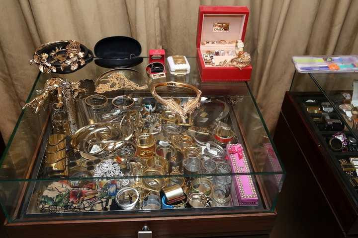 Với việc tung hình ảnh và clip trước đó, ông hoàng nhạc Việt đã nhận được con số lượt view rất cao cũng như những ý kiến trái chiều xung quanh nó. Tuy nhiên, Mr Đàm cho hay anh chỉ đơn giản là muốn chia sẻ với các fans của mình chứ không có ý khoe khoang bởi nếu muốn khoe, Mr Đàm cho biết anh còn nhiều thứ khác đáng khoe hơn. 