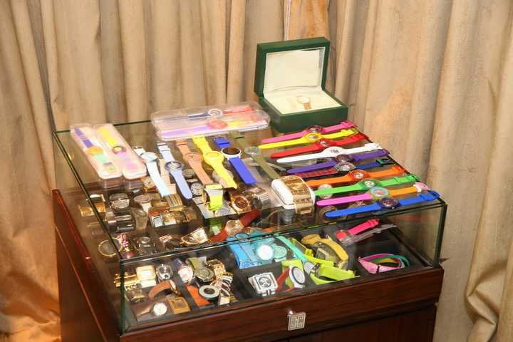 Và mới đây, ngay sau khi kết thúc liveshow Thương hoài ngàn năm 2 tại Hà Nội, anh đã vội vã đi trao 200 phần quà cùng tiền mặt và hai suất học bổng cho các mảnh đời khó khăn tại chùa Thiên Phúc.